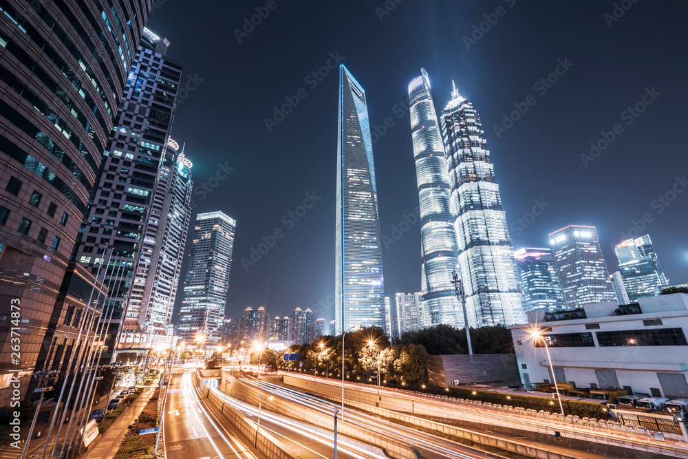 道路城市夜景建筑和模糊车灯……