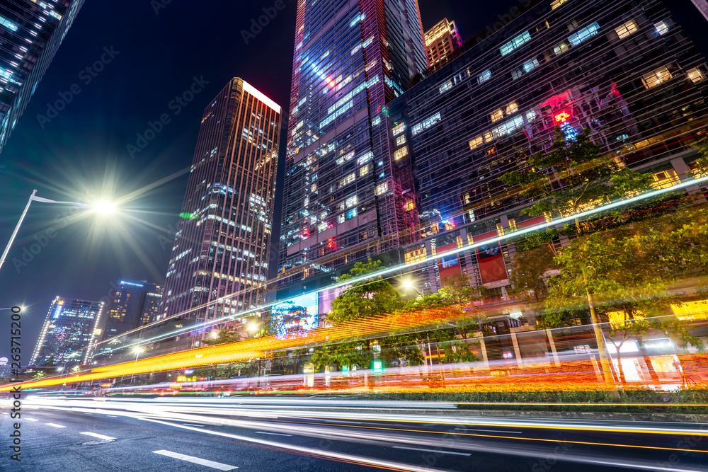 道路城市夜景建筑和模糊车灯……