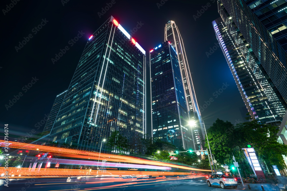 道路城市夜景建筑和模糊车灯……