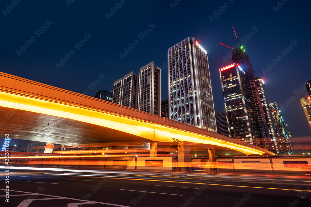 道路城市夜景建筑和模糊车灯……