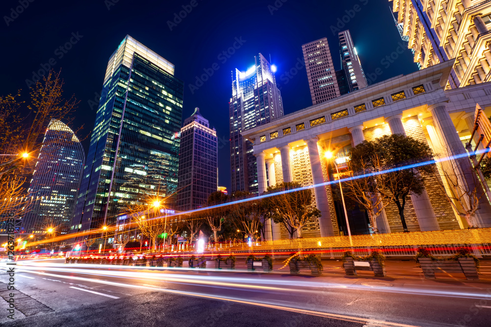 道路城市夜景建筑和模糊车灯……