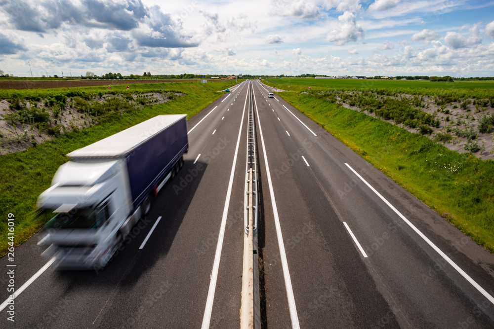 高速公路上的运动模糊卡车