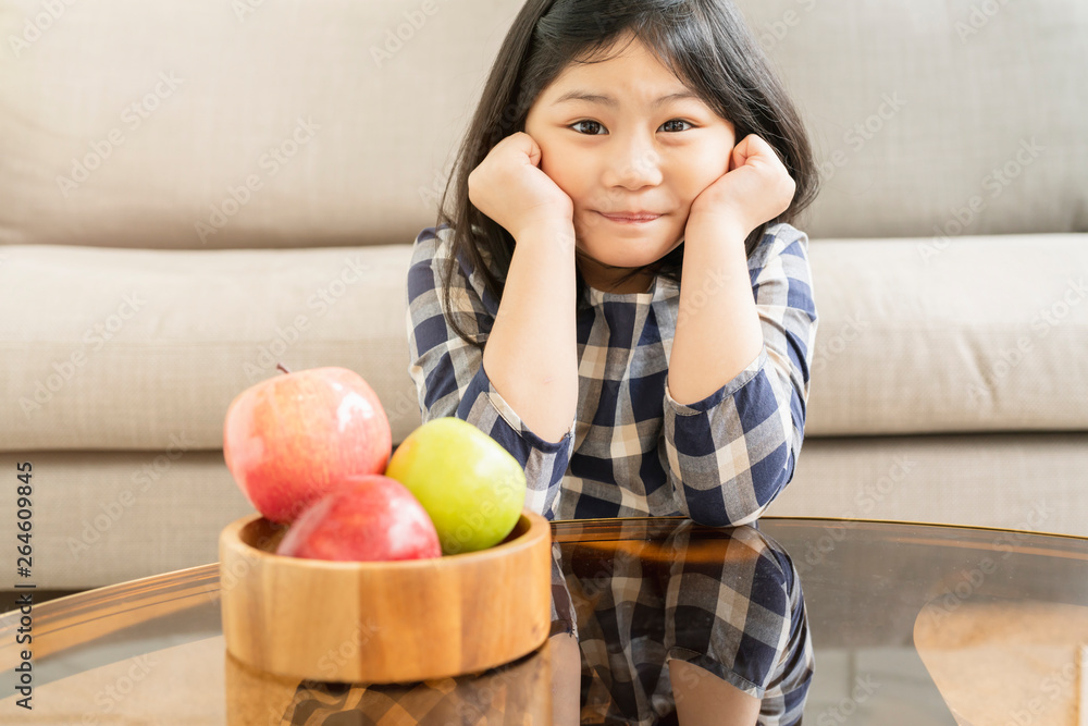 美丽幸福微笑的亚洲女孩，带着新鲜苹果健康食品理念