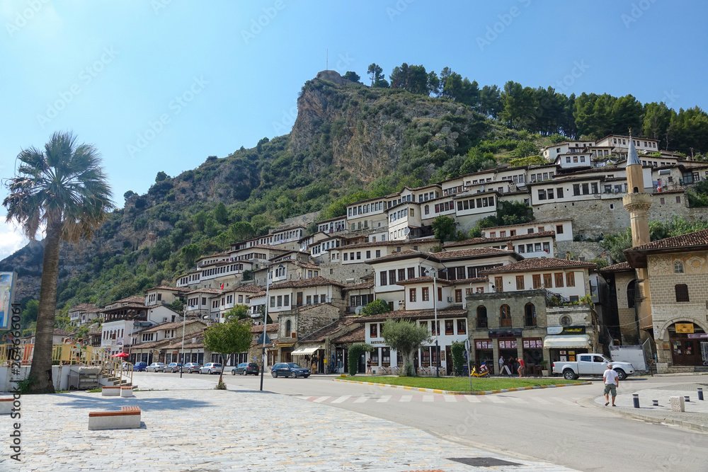 美丽的房子建在小山上，俯瞰着一条空荡荡的柏油路