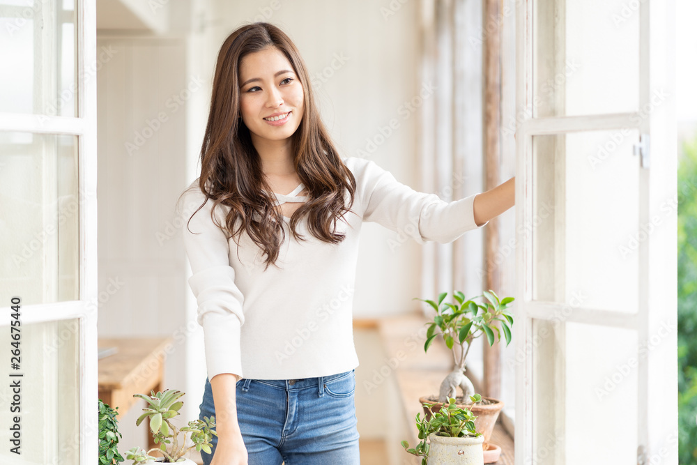 部屋でリラックスする女性