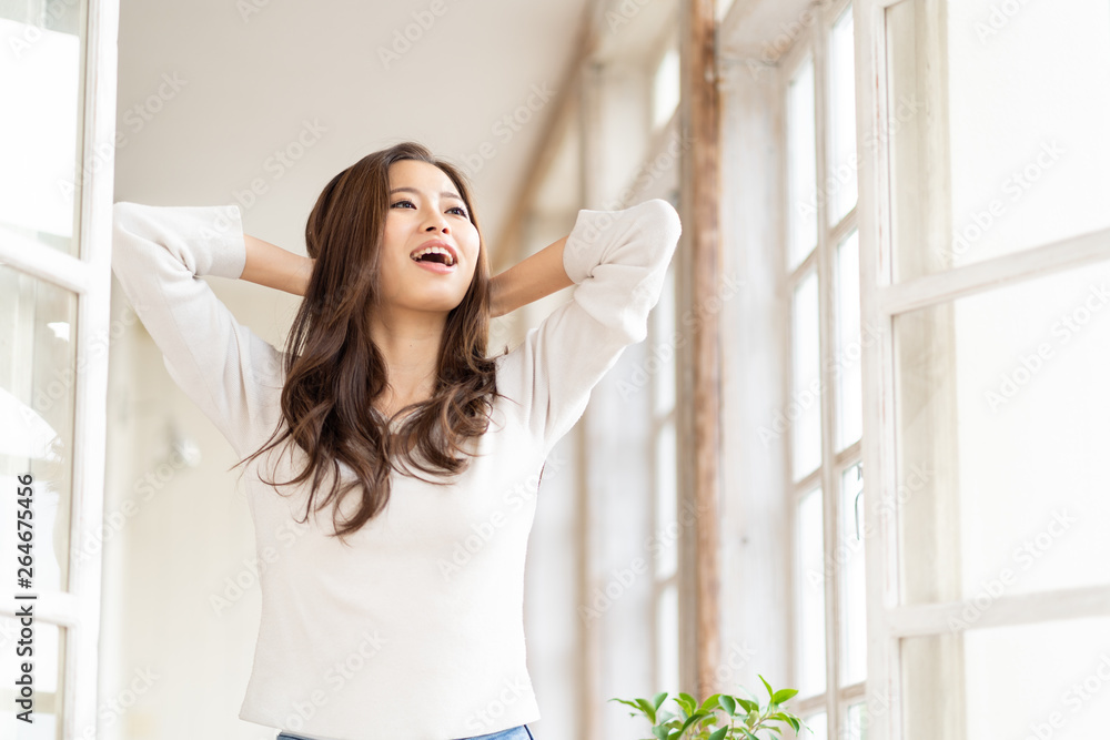 部屋でリラックスする女性