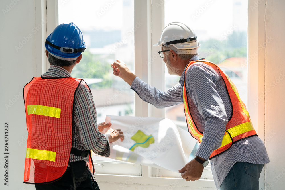 高级工程师和建筑师，负责施工计划。房屋建筑概念。