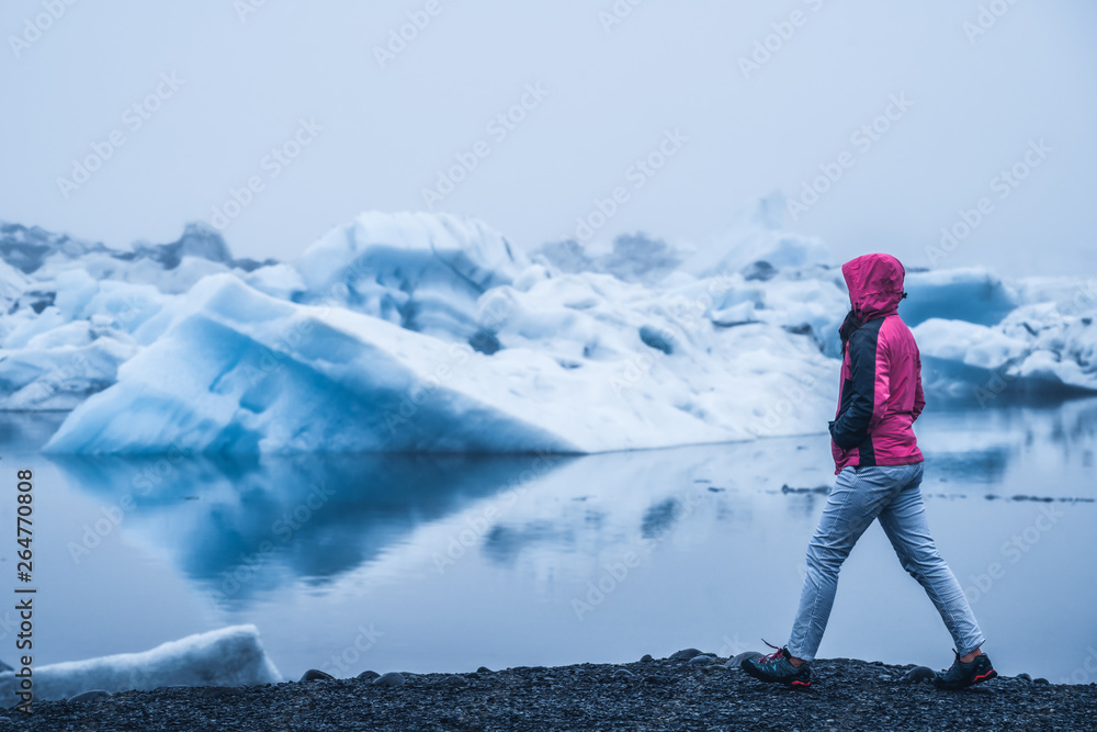 女旅行者前往冰岛美丽的Jokulsarlon冰川泻湖。Jokulsallon是一个著名的d