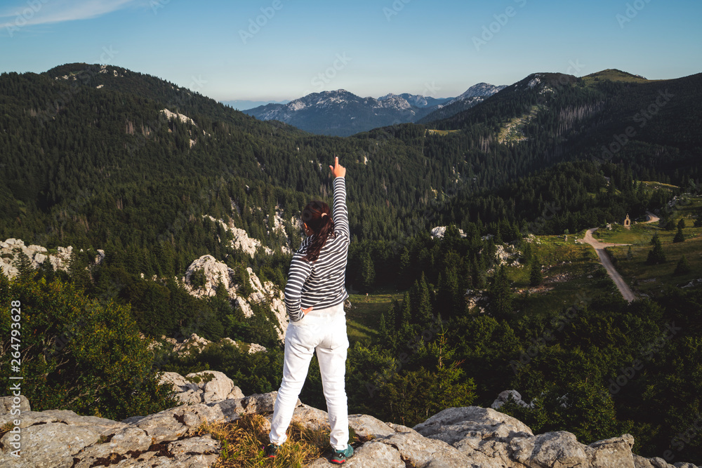 年轻的女性旅行者和探险家在森林和山区自然景观中徒步旅行