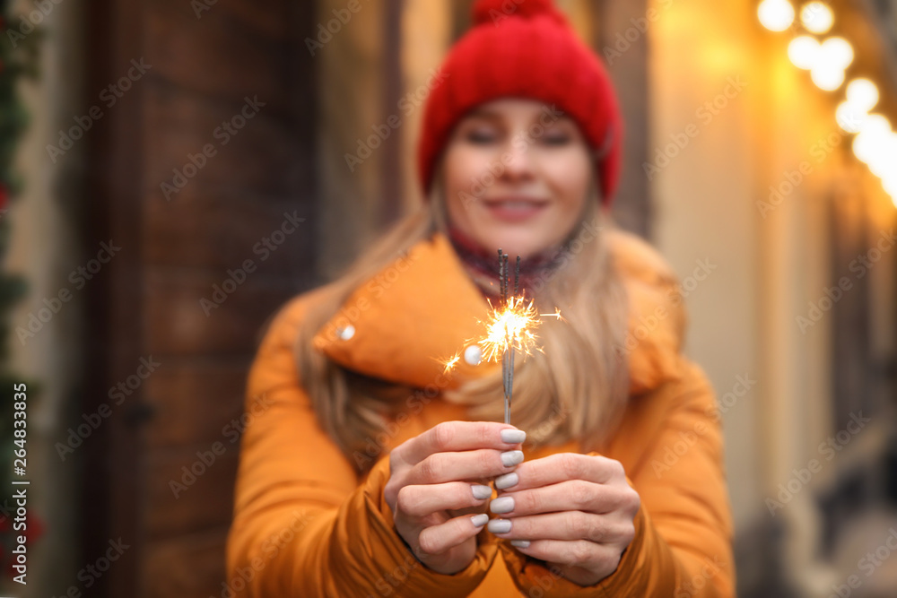 圣诞夜户外闪耀的年轻女子