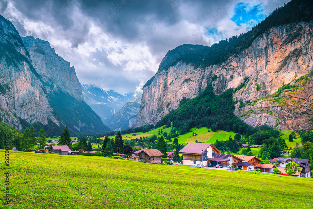 瑞士Lauterbrunnen，拥有夏季绿色田野的奇妙旅游高山村庄