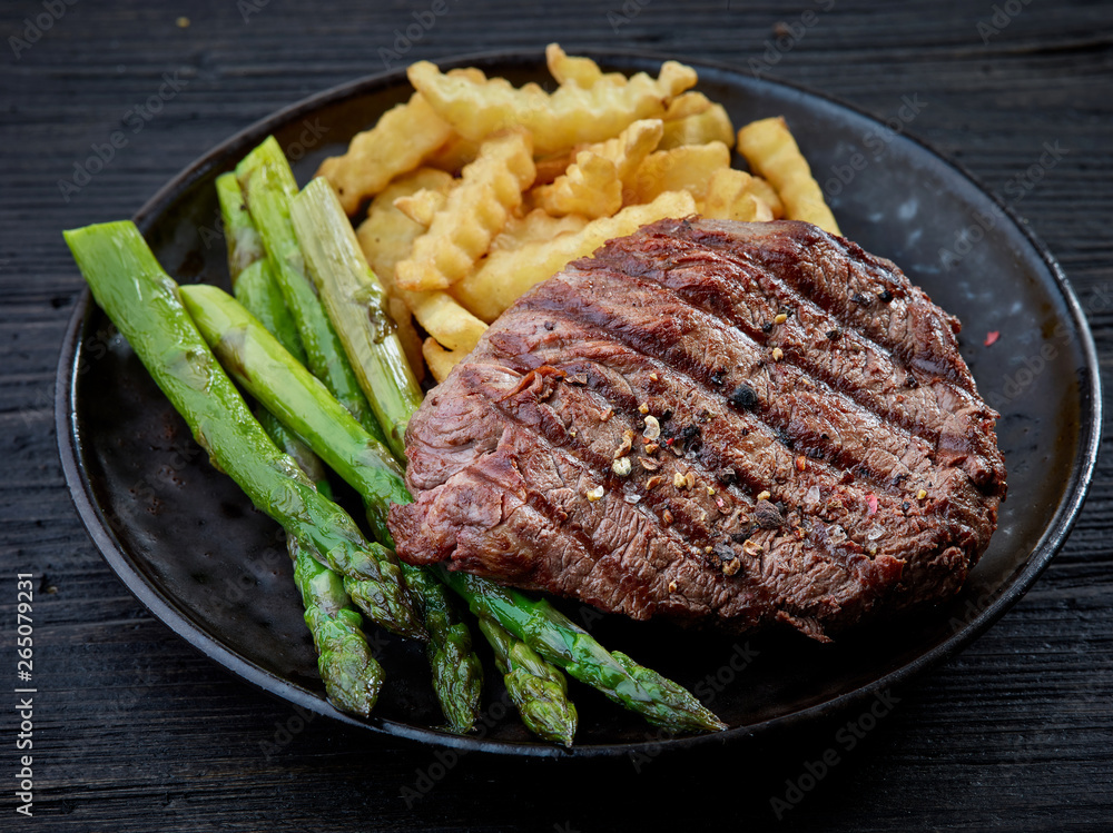 一盘烤牛柳、牛排、肉和蔬菜