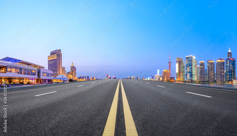 上海现代商业办公楼和笔直的柏油路在夜晚，全景