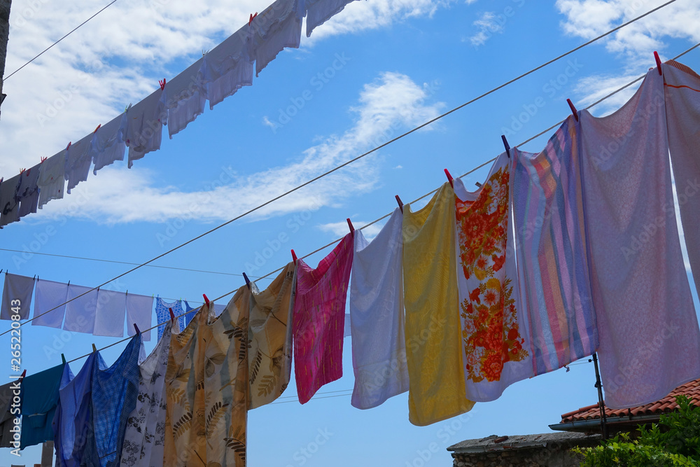 特写：温暖的夏季空气将刚洗好的衣物晾在外面晾干。