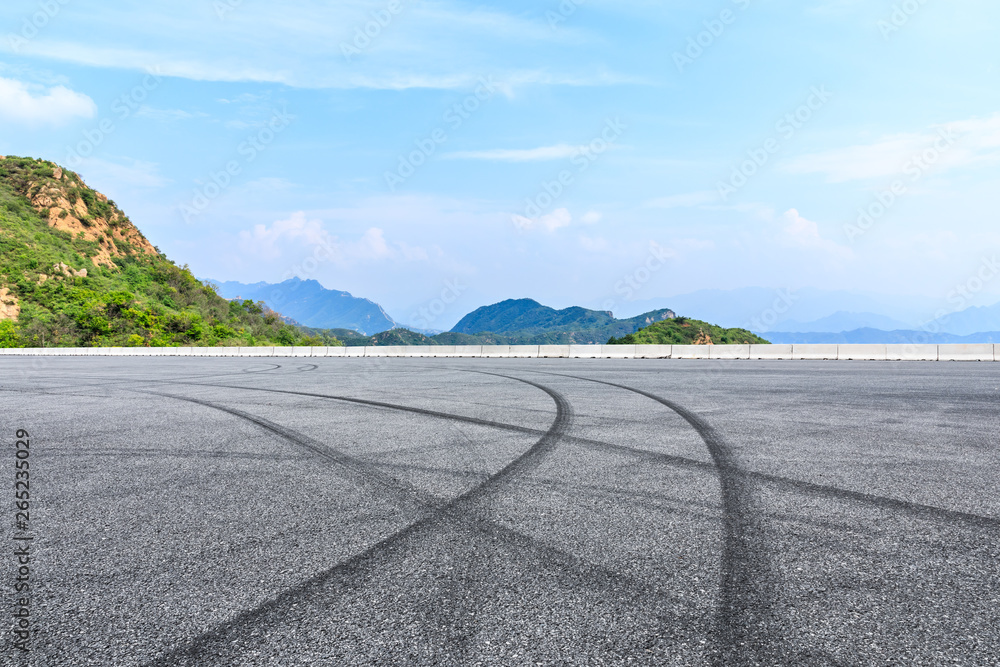 空旷的沥青赛道和美丽的自然景观