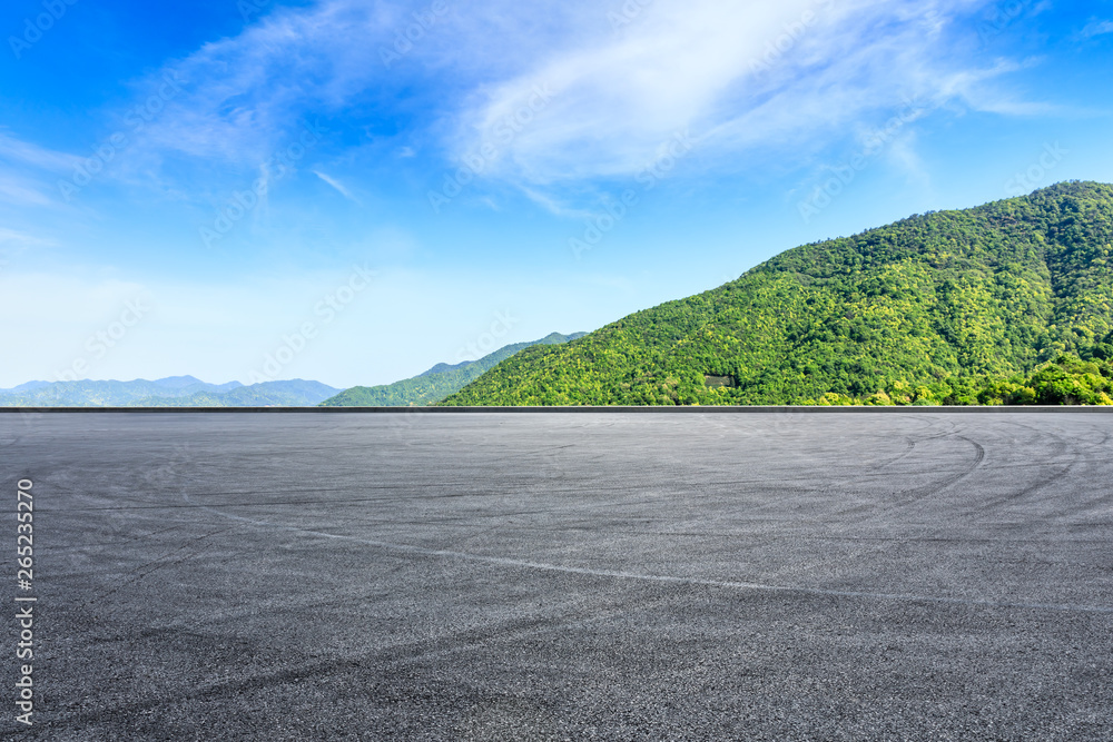 空旷的沥青赛道和美丽的自然景观