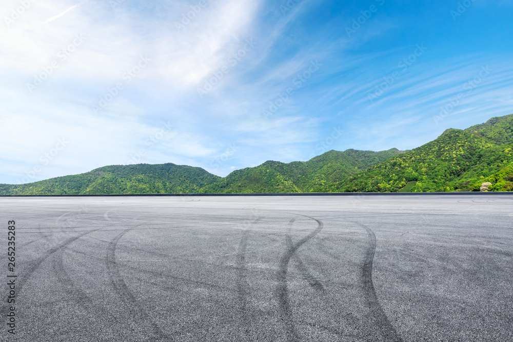 空旷的沥青赛道和美丽的自然景观