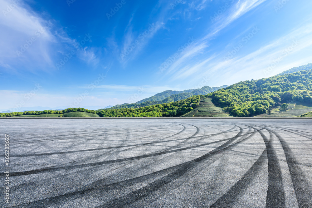 空旷的沥青赛道和美丽的自然景观