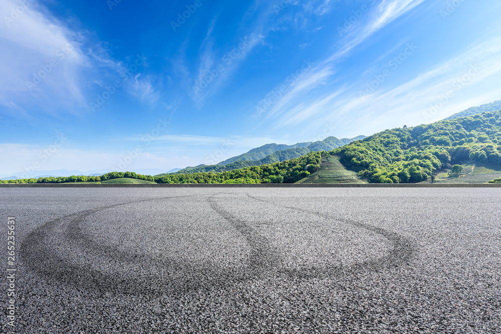 空旷的沥青赛道和美丽的自然景观