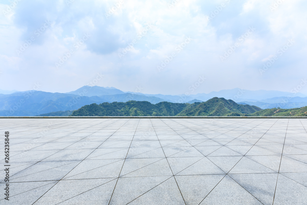 空旷的广场层和青山自然景观