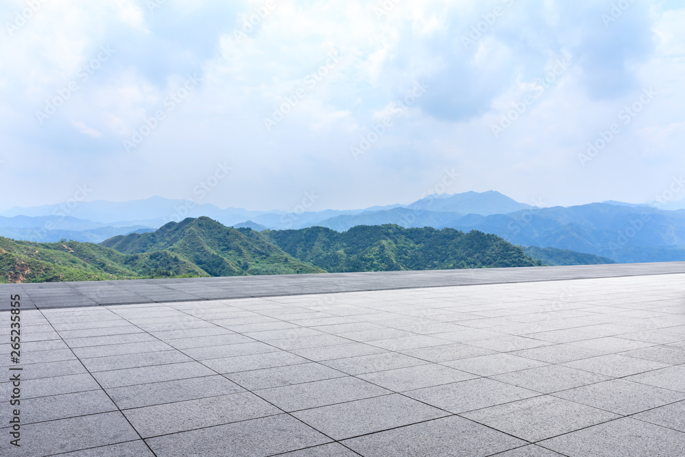 空旷的广场和青山自然景观