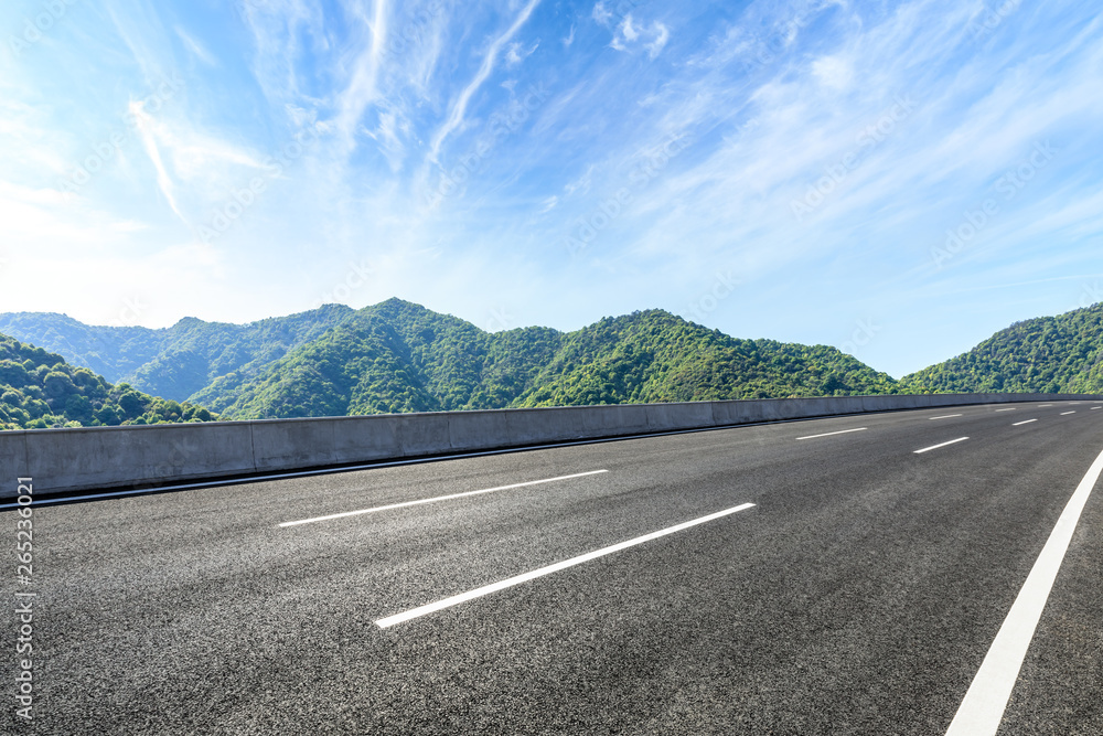 新建公路，美丽的山地自然景观