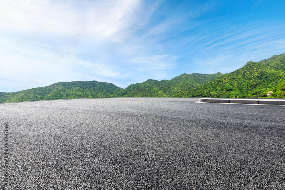 新的道路和美丽的自然景观