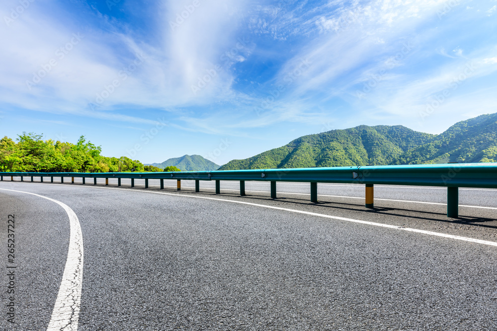 新公路与美丽的山地自然景观