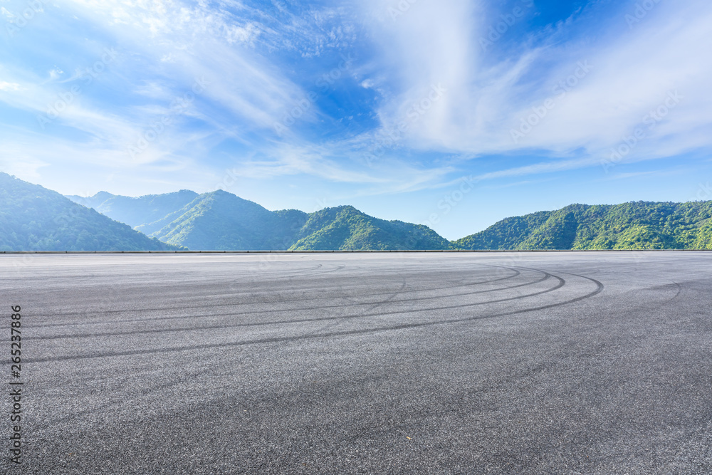 空旷的沥青赛道和美丽的自然景观