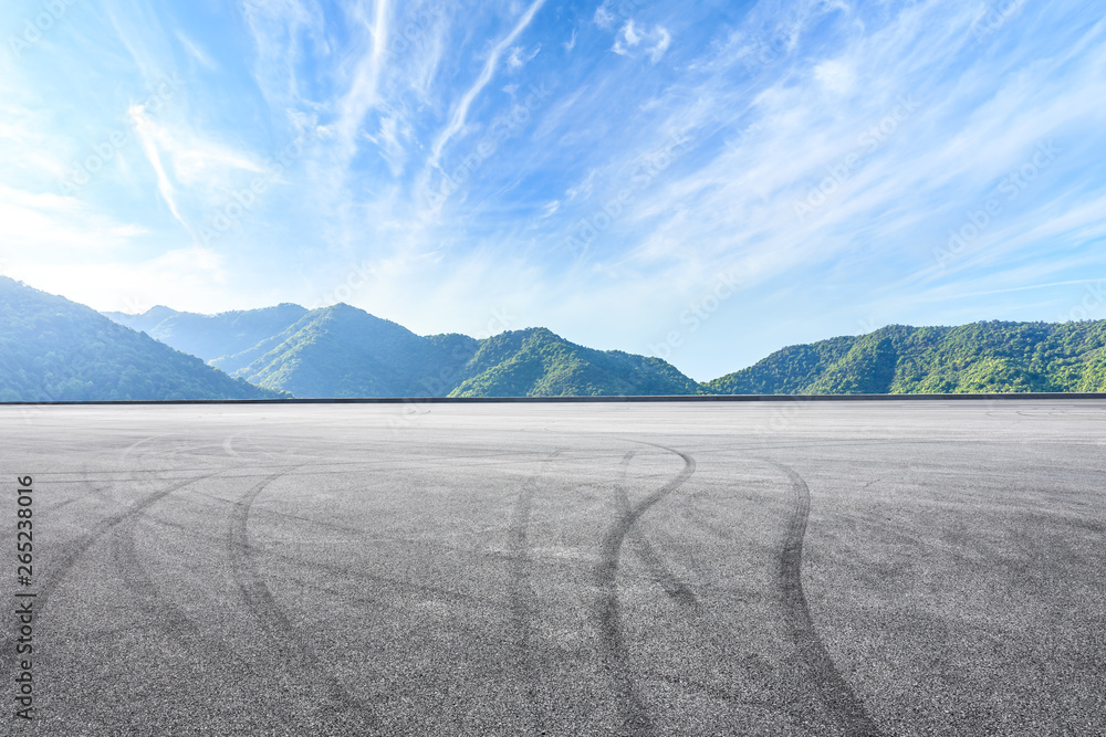 空旷的沥青赛道和美丽的自然景观