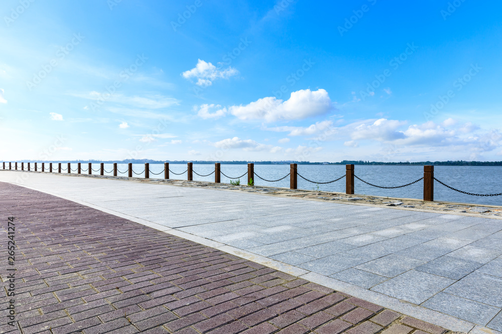 美丽的湖泊和蓝天步道