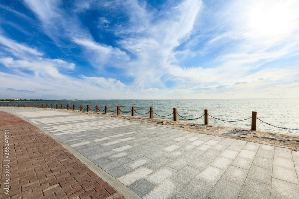 美丽的湖泊和蓝天步道