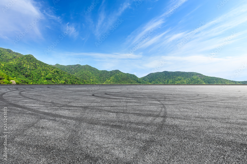 沥青赛道场地和青山自然景观