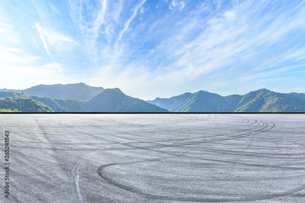 沥青赛道场地和青山自然景观