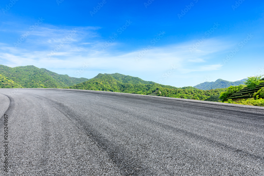 沥青赛道场地和青山自然景观