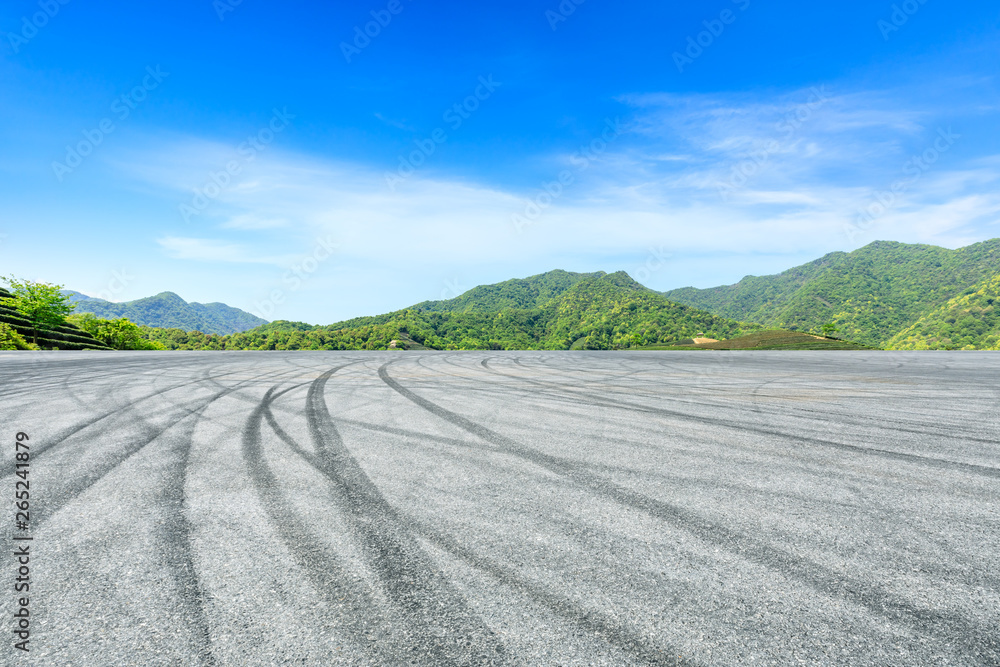 沥青赛道场地和青山自然景观