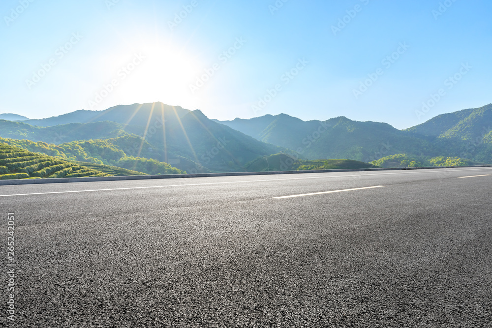 蓝天下的乡村公路和青山自然景观