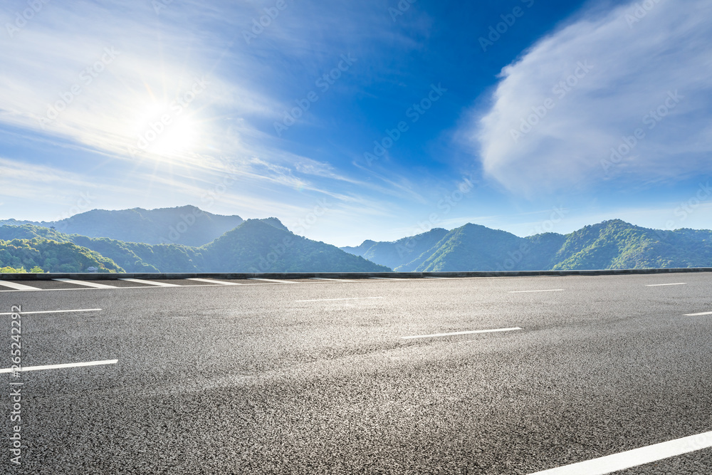 蓝天下的乡村公路和青山自然景观