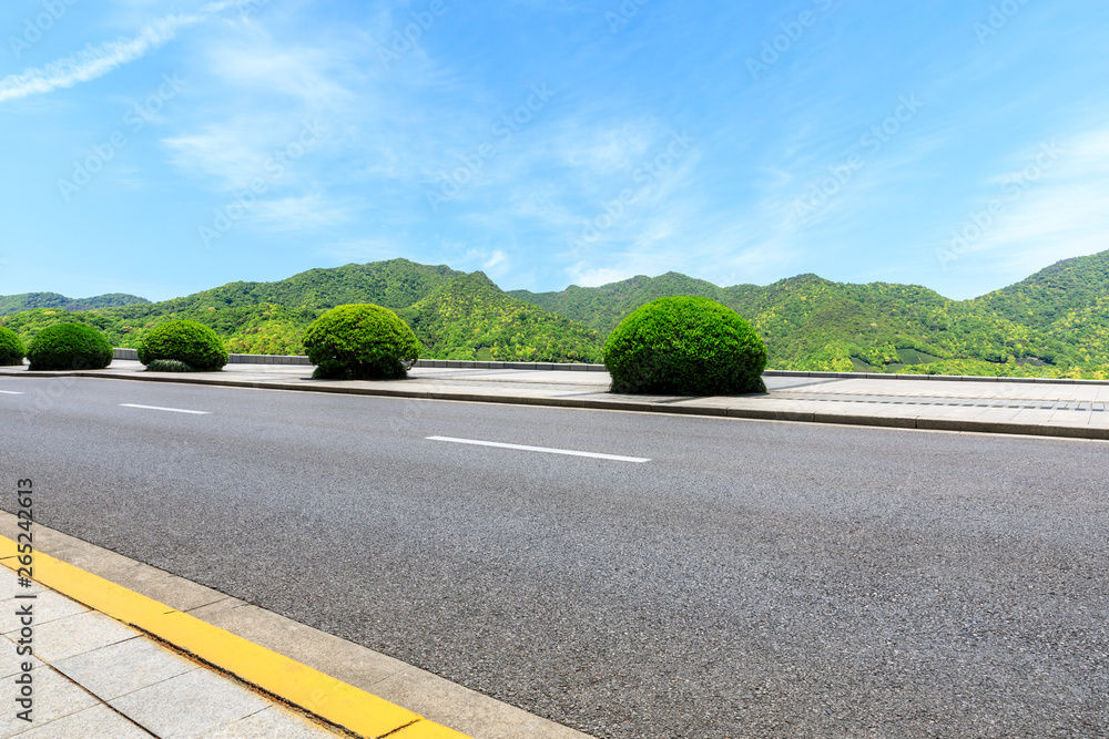 蓝天下的乡间小路和青山自然景观