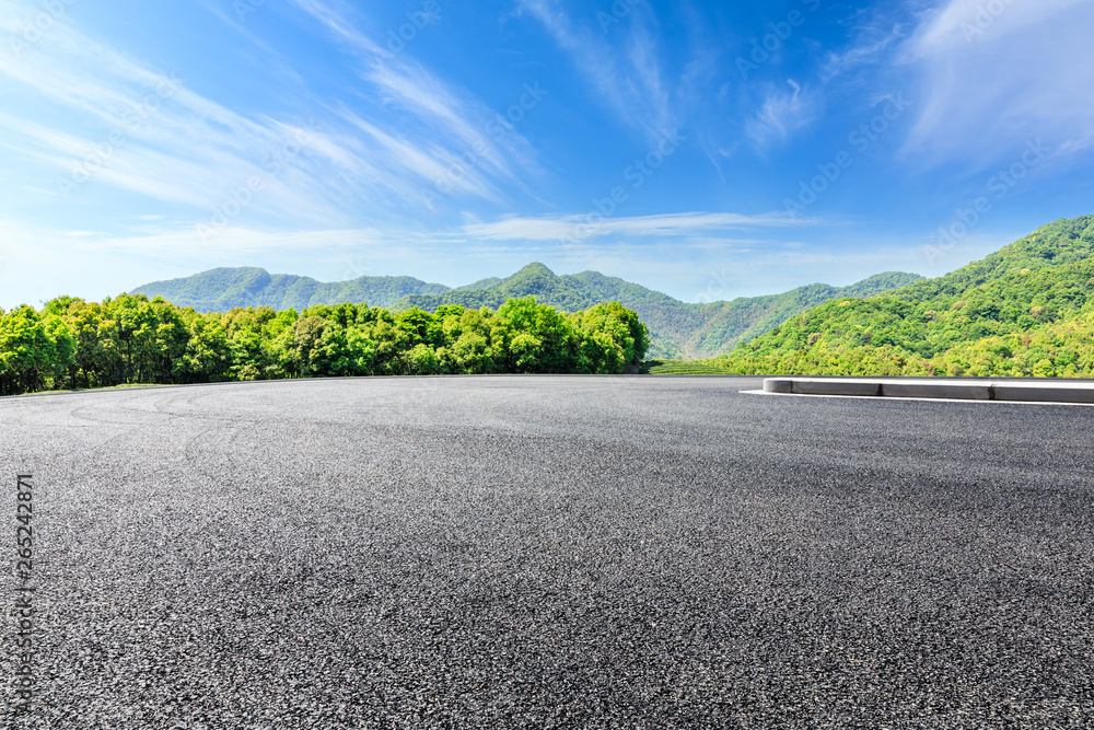 蓝天下的乡间小路和青山自然景观