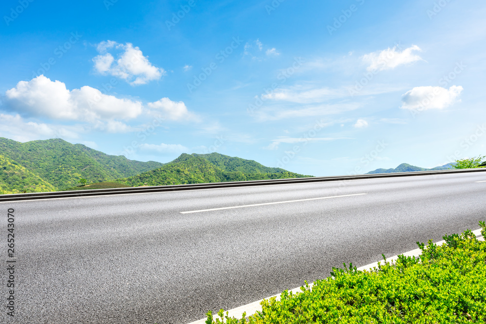 蓝天下的乡间小路和青山自然景观