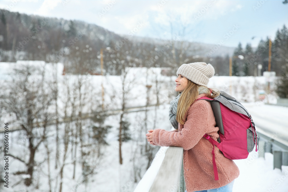 雪地度假村的美女