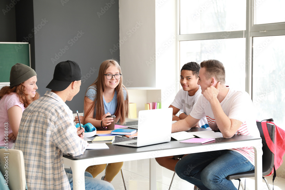 一群青少年在学校一起学习