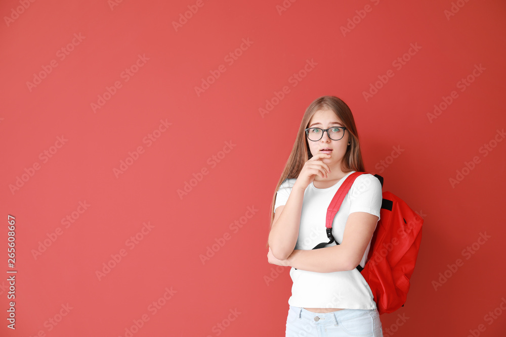 震惊的彩色背景少女