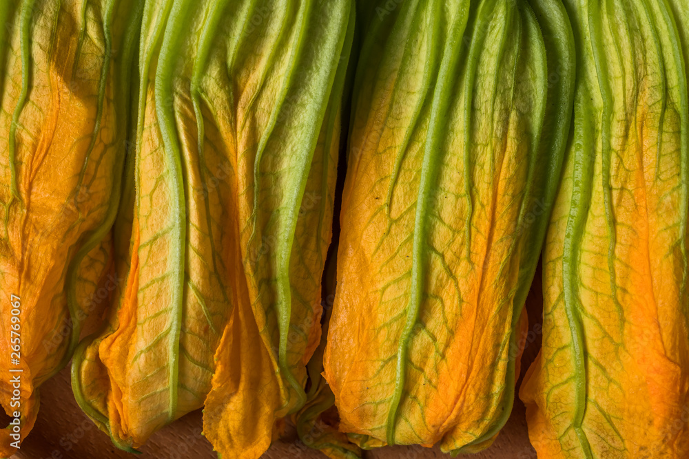 ズッキーニ　green and yellow vegetable zucchini