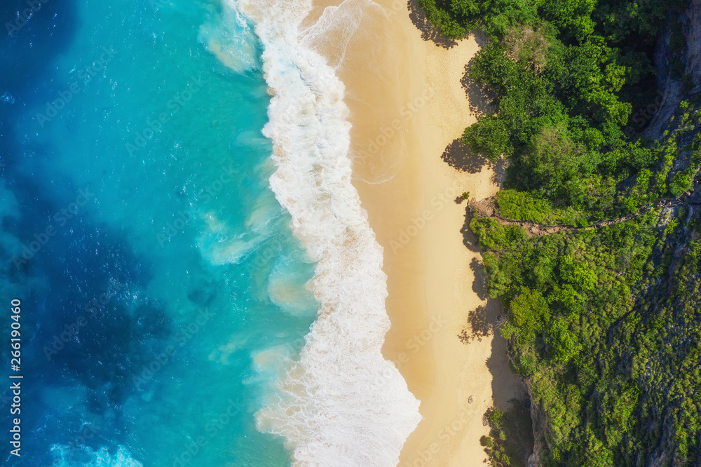 海上和海滩鸟瞰图。俯视图为绿松石水背景。空中俯瞰夏季海景。苏