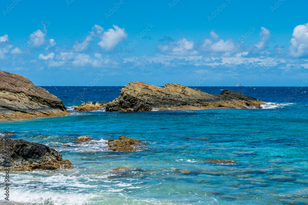 岩石海滩上的海浪