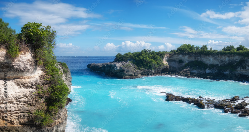 蓝色泻湖上的景色。绿松石的水背景。空中的夏季海景。岩石和蔚蓝的大海w