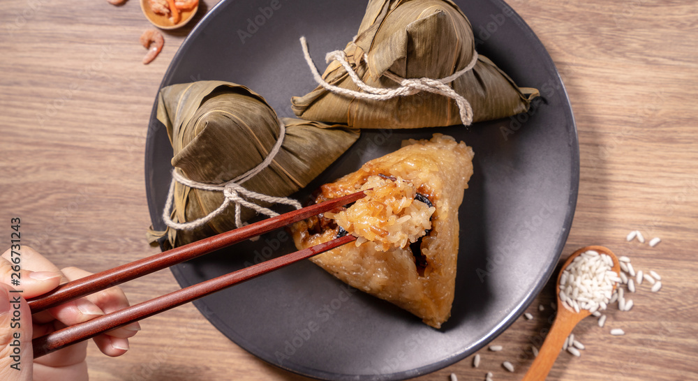 粽子，女人在木桌上吃蒸饺，端午节端午节食物