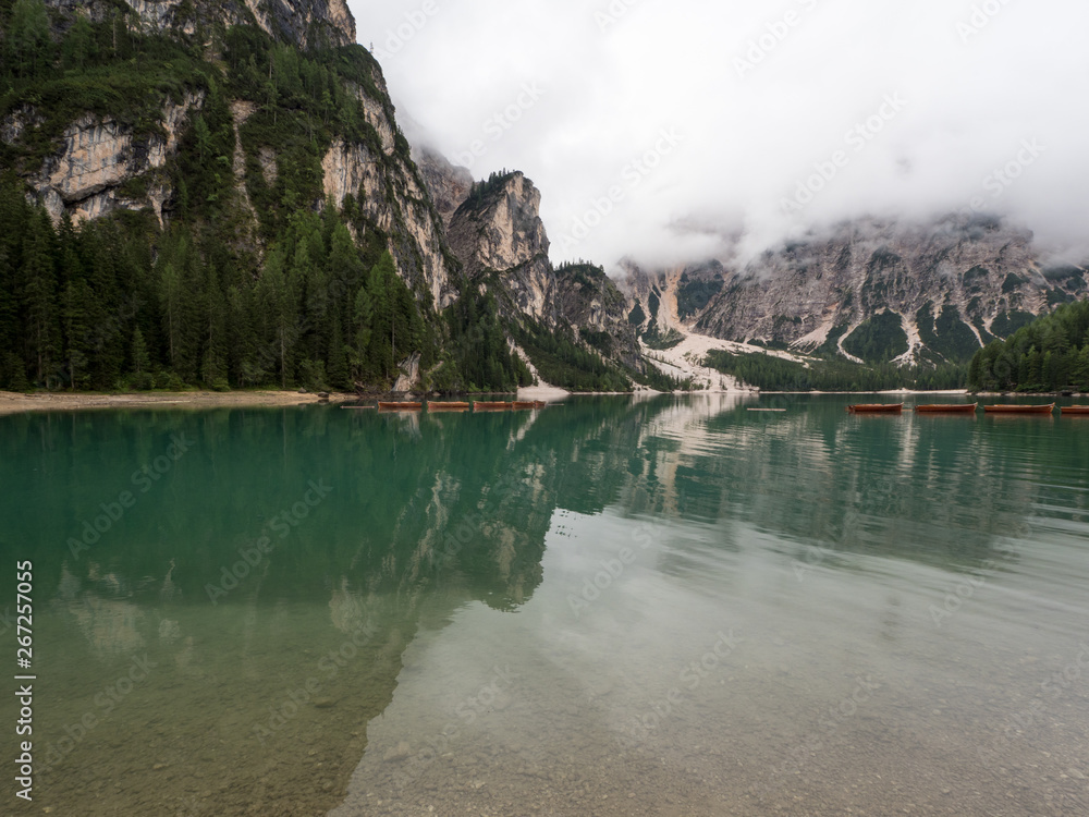 在多尔（Lago di Braies）Braies湖的高山湖上有典型的木船，这是一个令人惊叹的浪漫之地